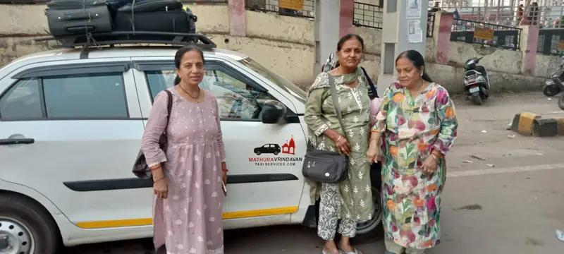 Happy clients with our cab during their Mathura Vrindavan tour